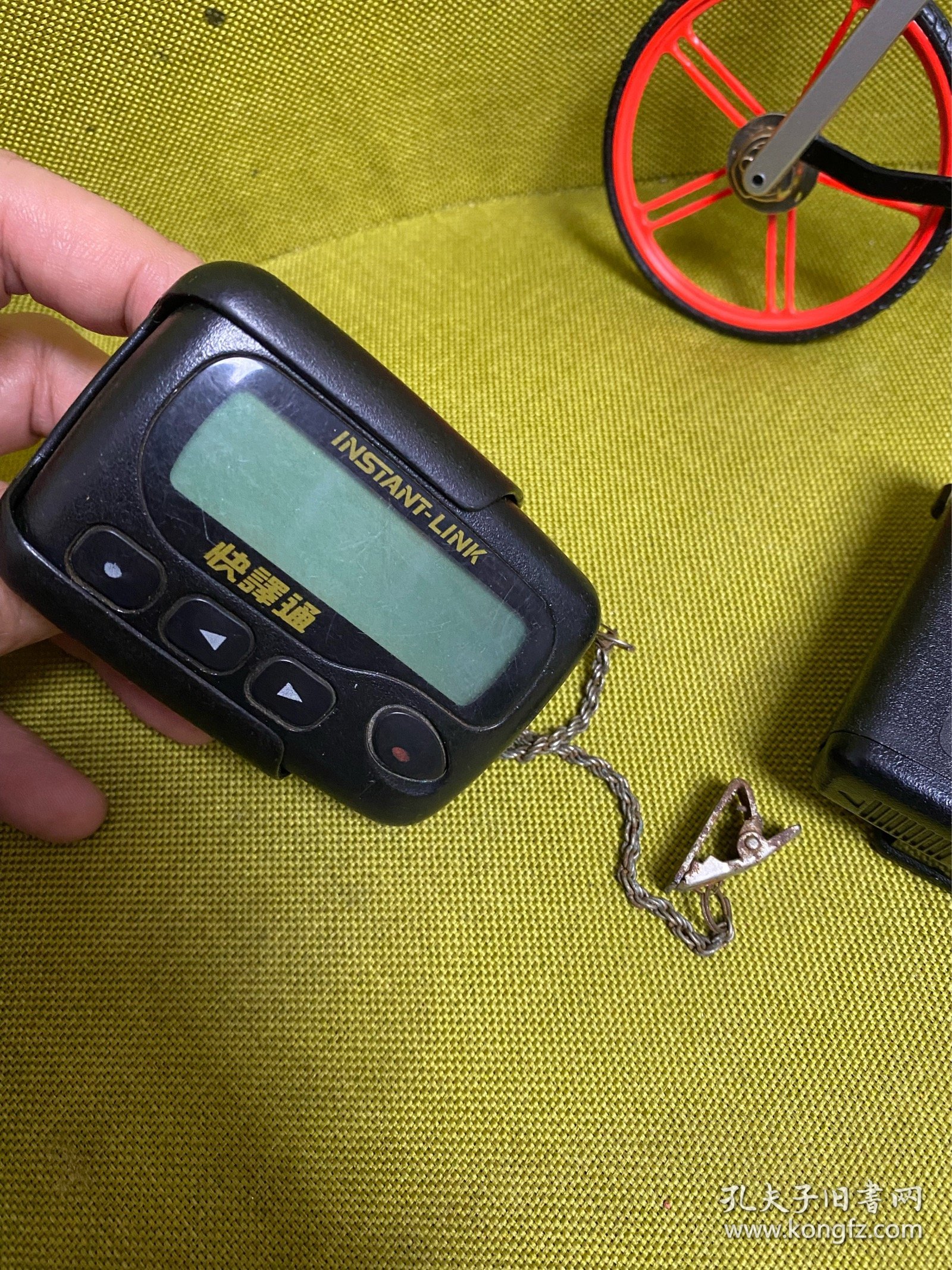 老 BB机 传呼机 三台问题机 这个东西 一般不会坏 因为 很皮实 就是里面虚了或者接触不良 黑色汉显那个隐约看见一条竖线 另外两台没有反应， 三台电池仓都很干净 尤其是粉色 又干净皮毛又好 不知道里面怎么了。三台38包邮。会修的 自己一弄 就完美了。