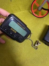 老 BB机 传呼机 三台问题机 这个东西 一般不会坏 因为 很皮实 就是里面虚了或者接触不良 黑色汉显那个隐约看见一条竖线 另外两台没有反应， 三台电池仓都很干净 尤其是粉色 又干净皮毛又好 不知道里面怎么了。三台38包邮。会修的 自己一弄 就完美了。