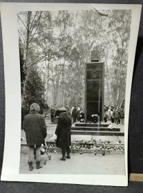 黑白照片《波兰亡人节》（异国风情之六十）波兰传统的之人节，类似中国的清明节。这一天，全国放假，人们到亲人墓地或英雄纪念碑前举行祭扫活动，寄托最对亲友的哀思，悼念那些为民族做出贡献的先烈，1988年3月25月拍摄（由新华社记者文有仁拍摄）