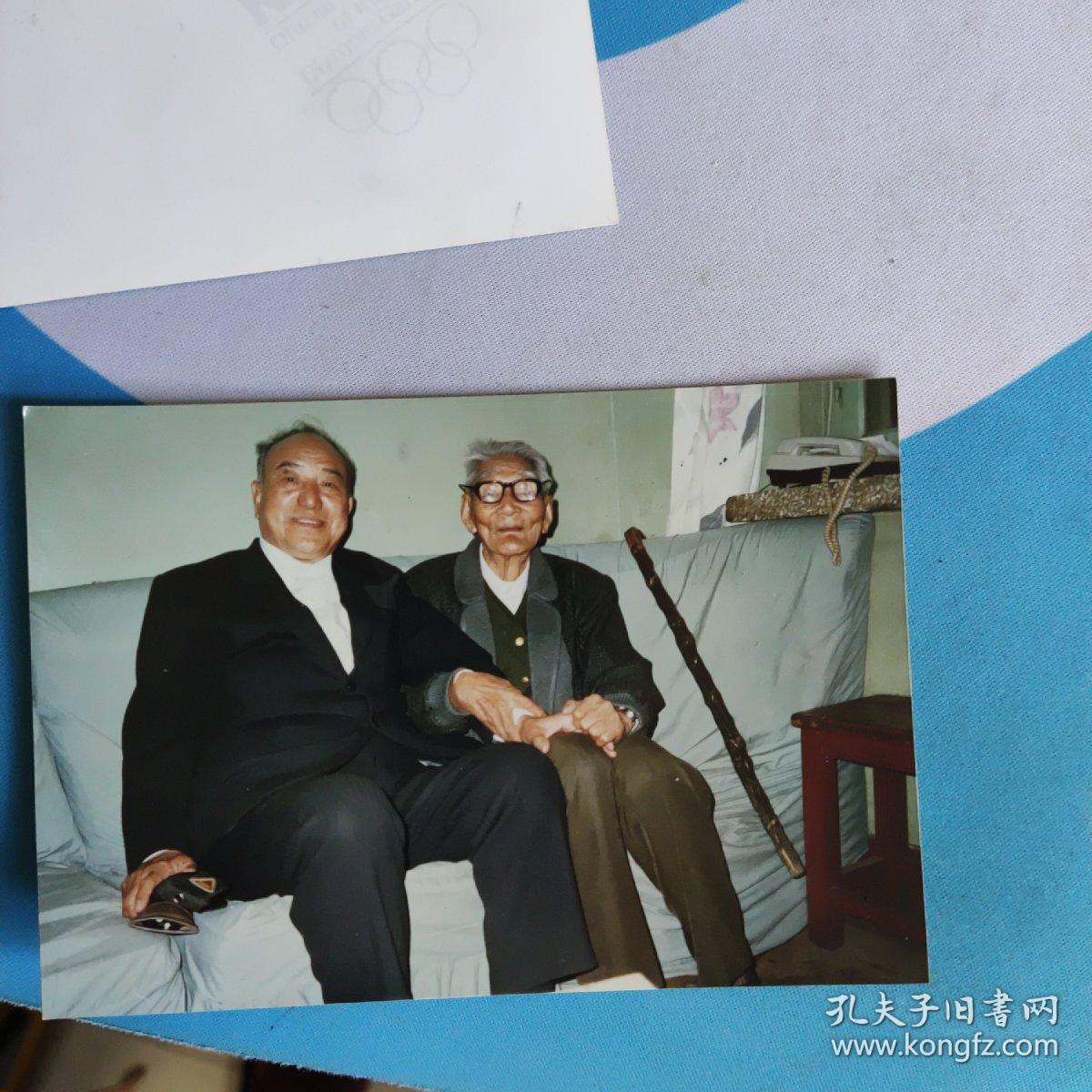 林冬专访老红军贺书贤102岁五寸彩色照片两张照片后有中国老年报社社长林冬留言多多