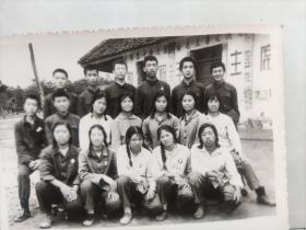 60年代十几个帅哥美女佩戴毛主席像章合影照片1.“敬祝毛主席……”2.“无线忠于伟大领袖毛主席”3.“……革命委员会”4.小小一间房标语无数