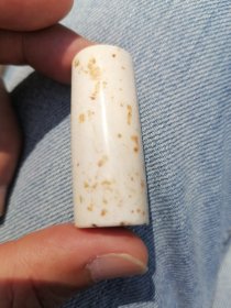 高古鸡骨白玉勒子啊梁！包浆浑厚沁蚀风化自然熟旧！适合收藏佩戴把玩！尺寸规格长4.6厘米直径1.95cm！喜欢的私聊！