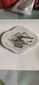 民国时期海棠花形浅绛彩山水瓷板一块，完整。