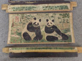 1976年初夏的手绘熊竹图，画在木板上，经过了49年。画面中有两只熊猫在吃饭，非常有意境的一幅作品。适合收藏或者装饰。45×36。上下可拿开。