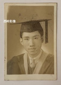 【民国老照片】民国时期 1940年 民国大学生佩戴博士帽 — 备注：该生毕业后成为了一名医生。