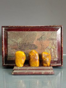典藏珍品田黄石山子印章一套
单个平均宽4.5厘米，高7.5厘米
一套重529克