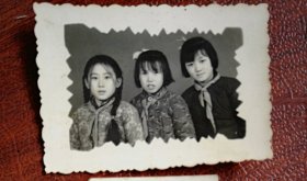 50年代老照片之六，三名女少先队员红领巾合影照一张，