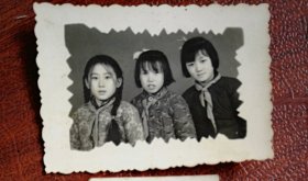 50~80年代老照片，吉林姐妹情谊30年系列之二，60年代小学合影照一张，