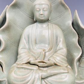 汝瓷莲花座佛像，高35厘米
直径30厘米
