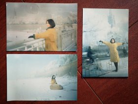 90年代初吉林市某医院美女护士照片三张(吉林市江南大桥，江边以及天主教堂雾凇雪景，江边没有加盖之前)