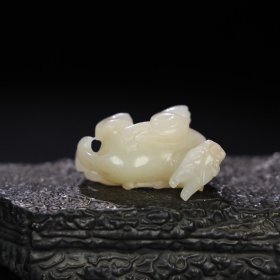 旧藏 和田玉瑞兽，玉质细腻油润，包浆老道，，尺寸 长 4.8厘米，高 3厘米，宽 2.5厘米，重 40.3克