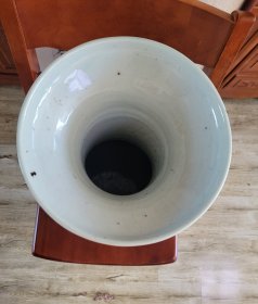 清中期：豆青釉青花加白平升三级300件大瓶。画工精美，青花发色靓丽。高59.7厘米，直径23厘米。口沿内釉表面有一个1厘米长，很浅的缩釉（出窑前形成的）。保真。顺丰包邮，保价。 清嘉道时期的300件青花加白大瓶，保留到今天，如此品相，非常难得。