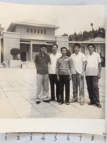 60-70年代五干部帅哥石家庄西柏坡“西柏坡纪念馆”前合影照片(长沙市第十七中学初179班学生相册)