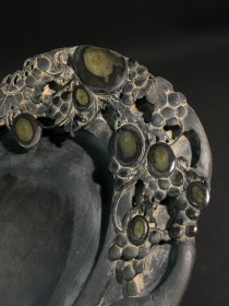 ￼ ￼ ￼ 旧藏端砚 多子多福，石料完美，质地细腻，古朴自然，整砚天然石眼丰富，清晰明亮，巧刻葡提构思巧妙，工艺精湛，砚背铭文劲挺，刀工犀利，包浆浑厚，款：孙智敏。收藏赏用珍品。 尺寸：25/19/4cm。重3.06公斤。