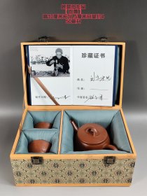 锦盒珍藏，顾景舟作品 〖石瓢〗 原矿朱泥砂料制作而成， 刻诗文，一壶两杯，制作精美，出水流畅，品相完好。