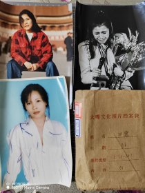 田震老照片101张合售.均是当代歌坛杂志社原版5寸老照片（含6寸1张.7寸3张.7.5×9.5㎝1张.5×6㎝1张.图八底下4张没算数）实物拍摄有现货，要了可以直接下单。 货号: 抽8-1-026