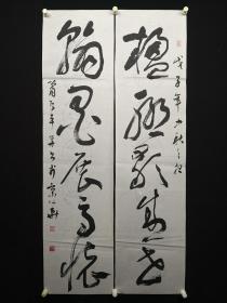 萧良平，136x34*2厘米，字雪峰，号湘西布衣。1964年出生于湖南省洞口县，现任中国楹联学会副秘书长、办公室主任、书法艺术委员会秘书长，中国书法家协会、中华诗词学会会员，中华海内外对联书画家协会常务理事等。