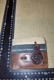 《米奇老鼠，旧款皮质钱包》（感觉偏旧75品，轻度损/尺寸约11.5*9*1厘米）