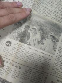 1985年10月11日《安徽日报》一张。望江县酿造厂鼓励职工创名牌夺高产。淮北第一棉纺厂精神文明建设同经济责任制挂钩。天长县界牌乡青年农民吴登高养鳖记。山东省泗水农业机械厂面粉加工机组广告一则，首届全国青运会，安徽省举重小将钱青林夺魁。纪念故宫博物院建院六十周年新闻。老山前线见闻——浩气满边关。北京举行第十八次常委扩大会议，薄一波主持。怀宁县累埠乡郝祠村千士屋种植专业户陈水根劳动致富。
