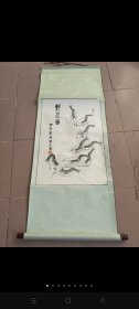 知名画家 刘文海 作品【虾】 虾寓意:吉祥平安、长久富贵、顽强拼搏和淡泊名利。‌在北方，虾被比喻为龙的化身，象征着吉祥平安，因为虾的体型独特，行动灵活，具有龙的某些特点，如长须和长钳。虾的体型一节一节，象征着生活顺畅、节节高升，因此也代表着长久富贵。虾的性格温顺，从不主动攻击其他生物，象征着淡泊名利，代表高尚的品格和纯洁坦诚的胸怀。