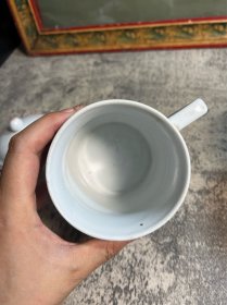 567瓷，新粉彩，70年代手绘山水茶杯，底小飞皮y