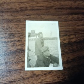 老照片–两名男子在船上留影（侧影，目视前方）