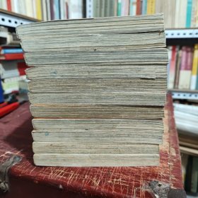 漫画版古龙群侠传；第一部、第二部，1、2、5、6、9、10、13、14、15、16、17，11册合售，其中，5、6册中间开裂，不缺页，15、16册有开裂现象，还未裂开，第一部，有彩页4页，第二部，彩页1页，人物被裁切掉了，其余每一本都带彩页2页，详细参照书影