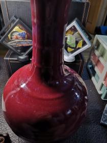 清代乾隆继红柚窑变大瓶

 全美品尺寸很大，通高将近40cm。

发色漂亮，深沉，红釉开片明显。

款识为大清乾隆年制。

器型优美，值得珍藏。

喜欢的朋友直接拍，包邮。