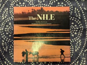 THE NILE 尼罗河流域自然生态与人文摄影集，尼罗河流域原住民的生活习俗画卷，12开精装本，26*26厘米