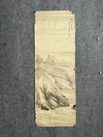 何磊，132X45，[近现代]（一九一六至一九七八）原名侣纪，广东省顺德县人。出自清贫，自幼刻苦绘事，喜爱美术，15岁到广州当报童，十五岁被高剑父收为入室弟子，课以画艺，从学甚为严谨，并改其名曰“磊”。由于名师栽培，深得剑父画法，用心之作，足以乱真。擅画工笔花鸟、虫鱼、走兽，栩栩如生，尤以画虎盛名。抗日战争时期，多次在港澳开画展，高剑父为题字，影响颇大。解放战争初期，参加中国共产党，在香港组