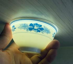 醴陵群力茶碗两只，八九十年代大球泥制瓷，温润通透。品相如图。