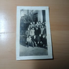 老照片–50年代十八名女子在房前留影