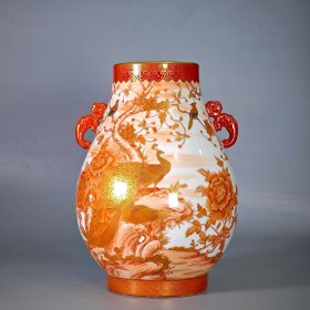 矾红描金绘孔雀牡丹纹双耳尊 高36厘米宽28厘米