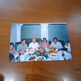 老照片–90年代一家人在饭店聚餐留影（5）