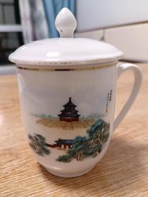 北京天坛彩绘老茶杯 杯盖内有小磕 尺寸12×12×14公分