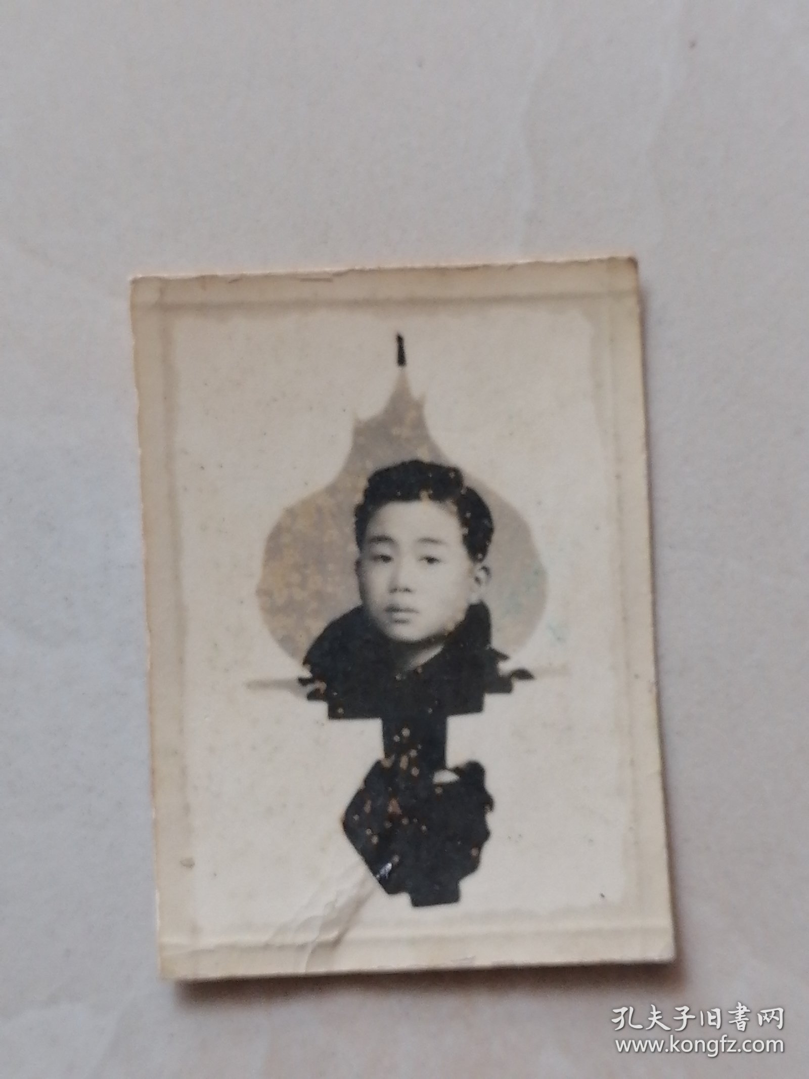 黑白照片：梨子形少年 半身照