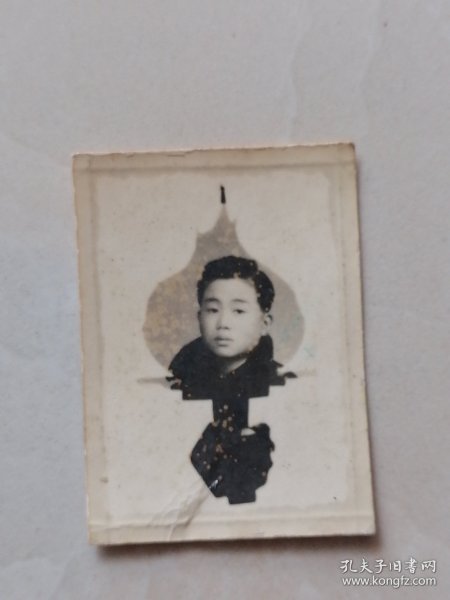 黑白照片：梨子形少年 半身照