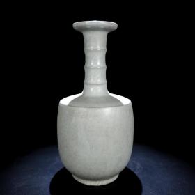 宋汝窑月白釉竹节瓶 
尺寸高24.8CM直径11.8CM
 657908126