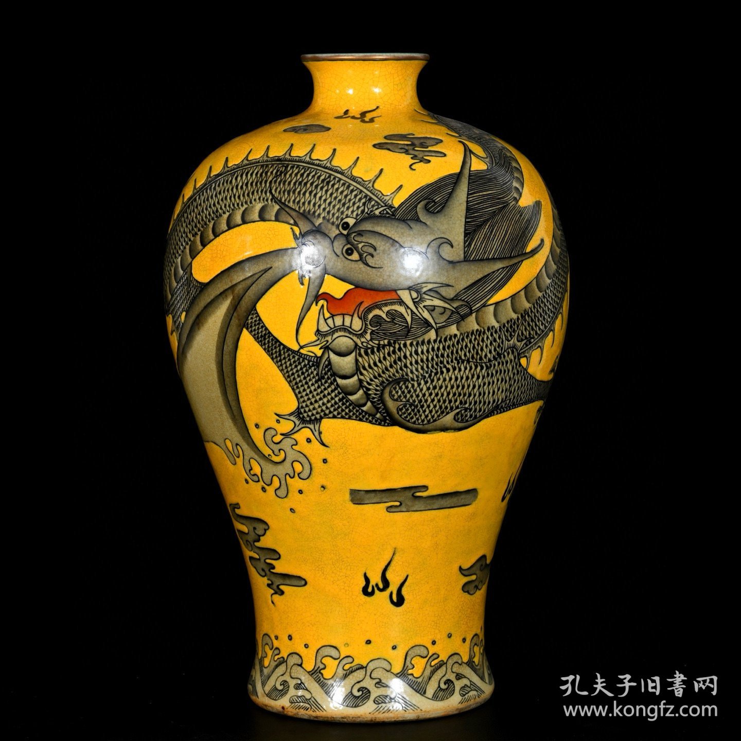 清乾隆黄地墨彩龙纹梅瓶一对；33.5x22厘米