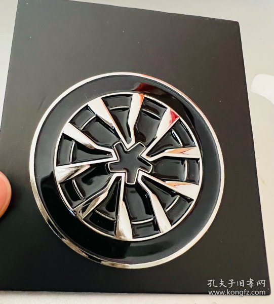 特斯拉 tesla 官方周边 汽车 定制 磁吸 车毂 轮胎 轮毂 冰箱贴 胸章 徽章 铭牌 金属
尺寸约5cm直径
本品不议价不包邮，发货后不退换。不包官方小瑕疵，不开发票。