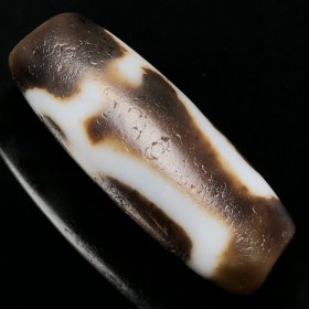 流老料高油包浆【财神天珠】 尺寸：36*13毫米 重量10克 天珠是古生物化石，喜马拉雅山的螺化石，这种远古海螺化石在滚落中得见天日来到人间。天珠是沉积在地下神灵的眼睛。财神天珠.古朴美观！长期佩戴思藏天珠还能获得很多的福祉。天珠强烈的正面磁场能量。