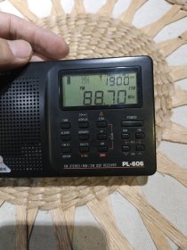 【便携式收音机】TECSUN PL606收音机 德生PL606高灵敏度收音机一台 德生通用电气制造有限公司【机器安装上电池按下POWER开关机可以正常收听广播，声音洪亮，按键灵敏，因为没有说明书，其他功能没有试机，仅试了收听广播功能】【外表正常使用轻微磨损划痕，图片为实拍，品相以图片为准】长度12.5cm宽度8cm厚度2.3cm机身编号39820170700245