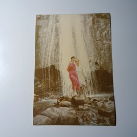老照片-90年代初一对年轻母女在张家界鸳鸯瀑布留影（2）