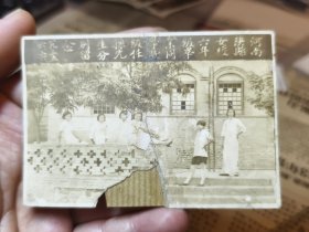 1935年河南陕县女子学校六年级毕业同学暨级任孙先生分别留念老照片
