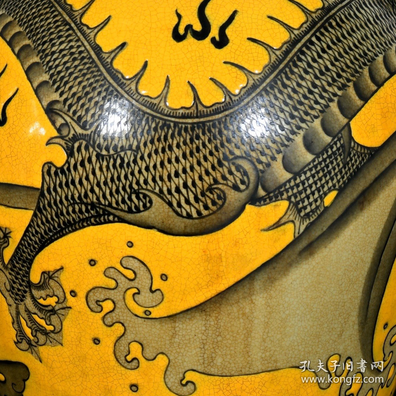 清乾隆黄地墨彩龙纹梅瓶一对；33.5x22厘米