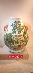 大清乾隆年制粉彩手绘千鹿双耳尊一个，器型端正，画工精细，保存完好，细节