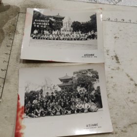 武汉市胜利中学高24班全体师生合影纪念两张/东湖，工农兵雕塑，羽毛球拍，古琴，篮球，红卫兵臂章，长辫子多