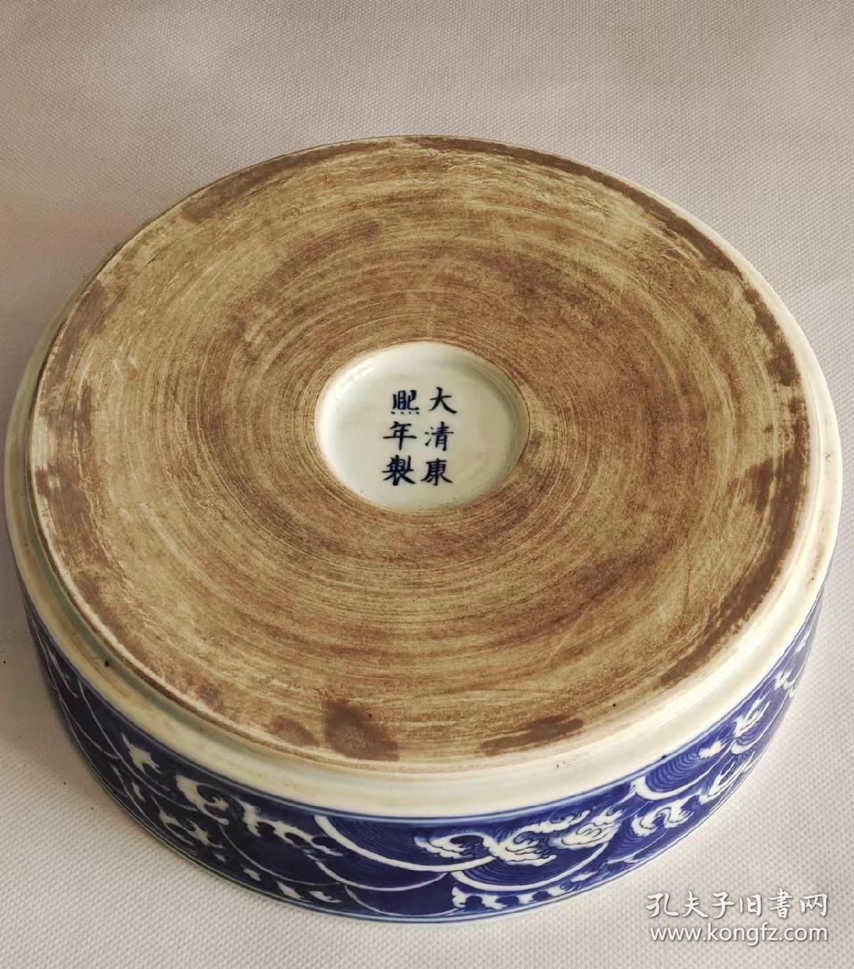 大清康熙年制精工细作满工青花龙纹笔洗，器形规整，老化明显，品相完整，成色如图1