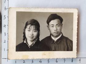 粗辫子美女与帅哥合影照片(简文仲相册)