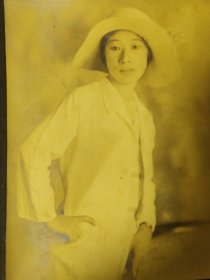 民国时期女子戴礼帽 老照片（照片实际尺寸18.6*13.7cm）